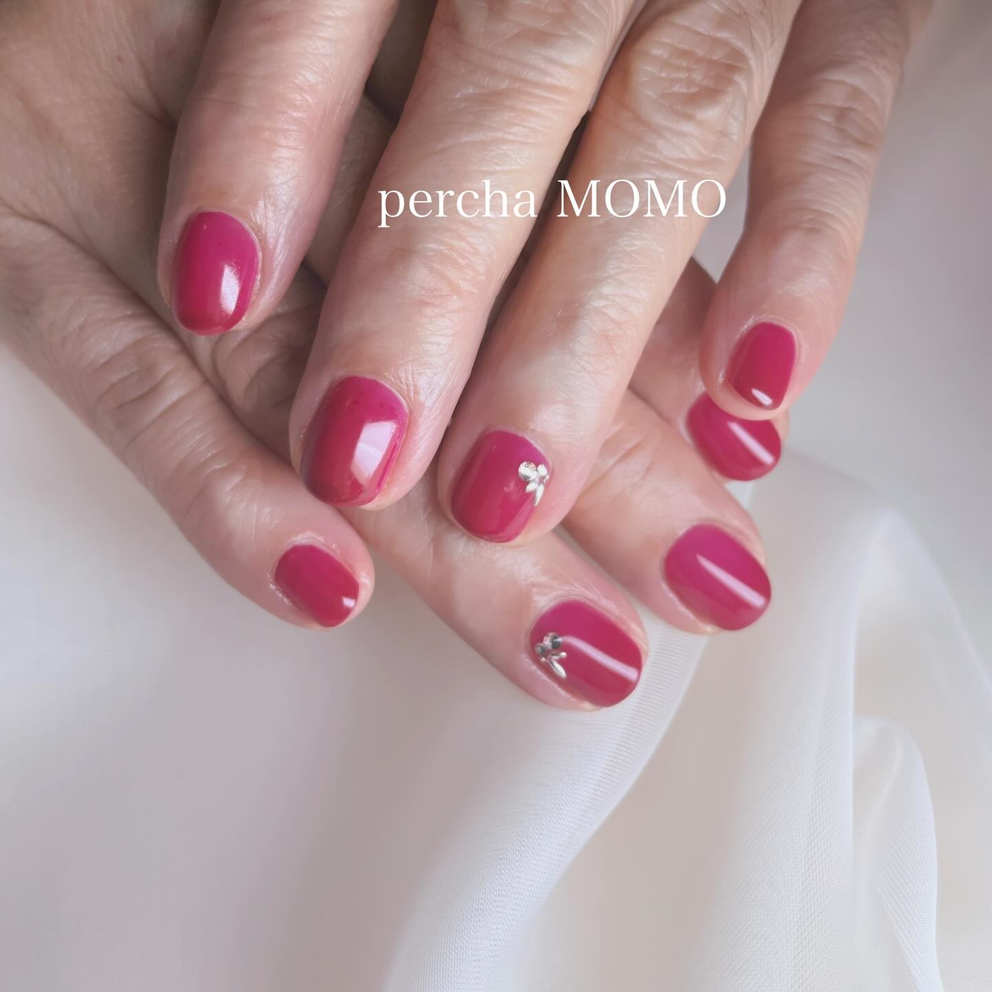 他のシンプル上品な#大人ネイル はこちらから▶︎( @nail.salon_percha_momo )

✴︎

元気を出したい時には赤！
赤にもいろんな赤があって今回はベリー系の赤✴︎
手元がパッと...