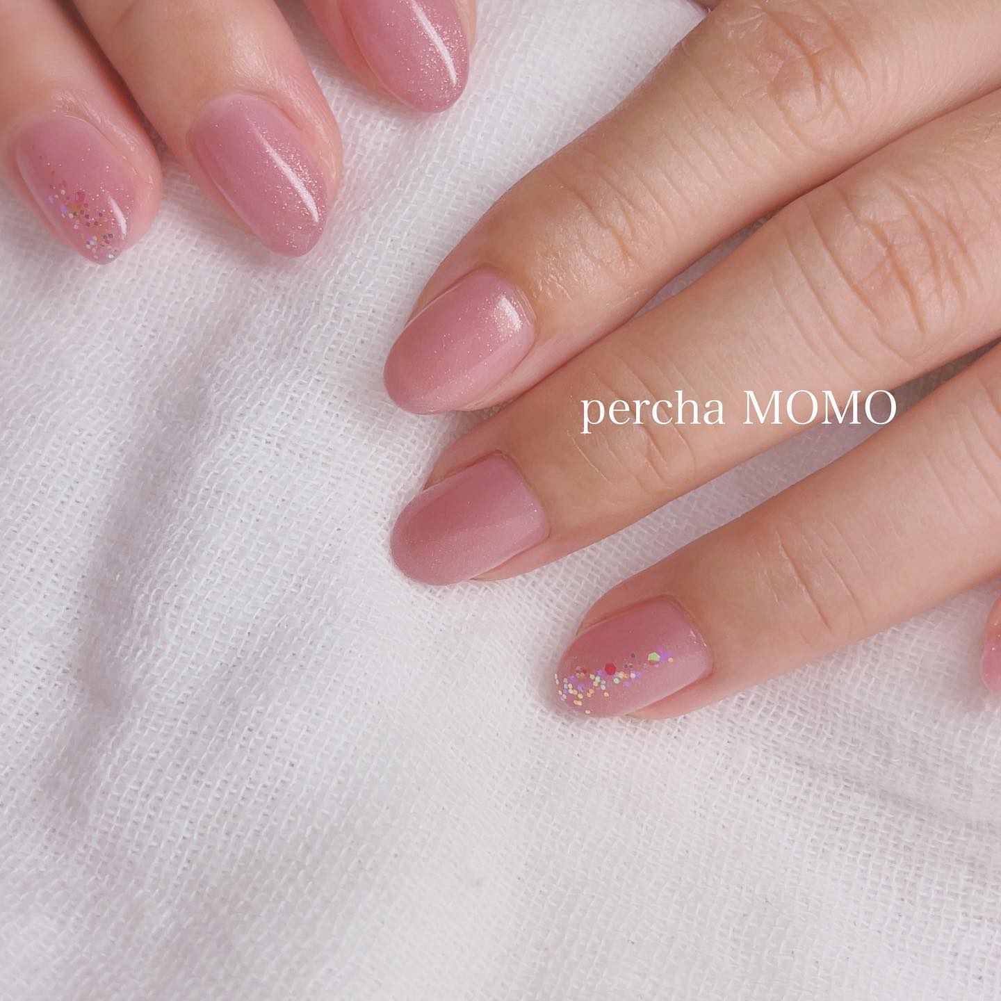 他のシンプル上品な#大人ネイル はこちらから
　▶︎( @nail.salon_percha_momo )

✴︎

柔らかいピンクラメのワンカラー✴︎
少しだけラメとホロでキラッとさせて✴︎

当サ...