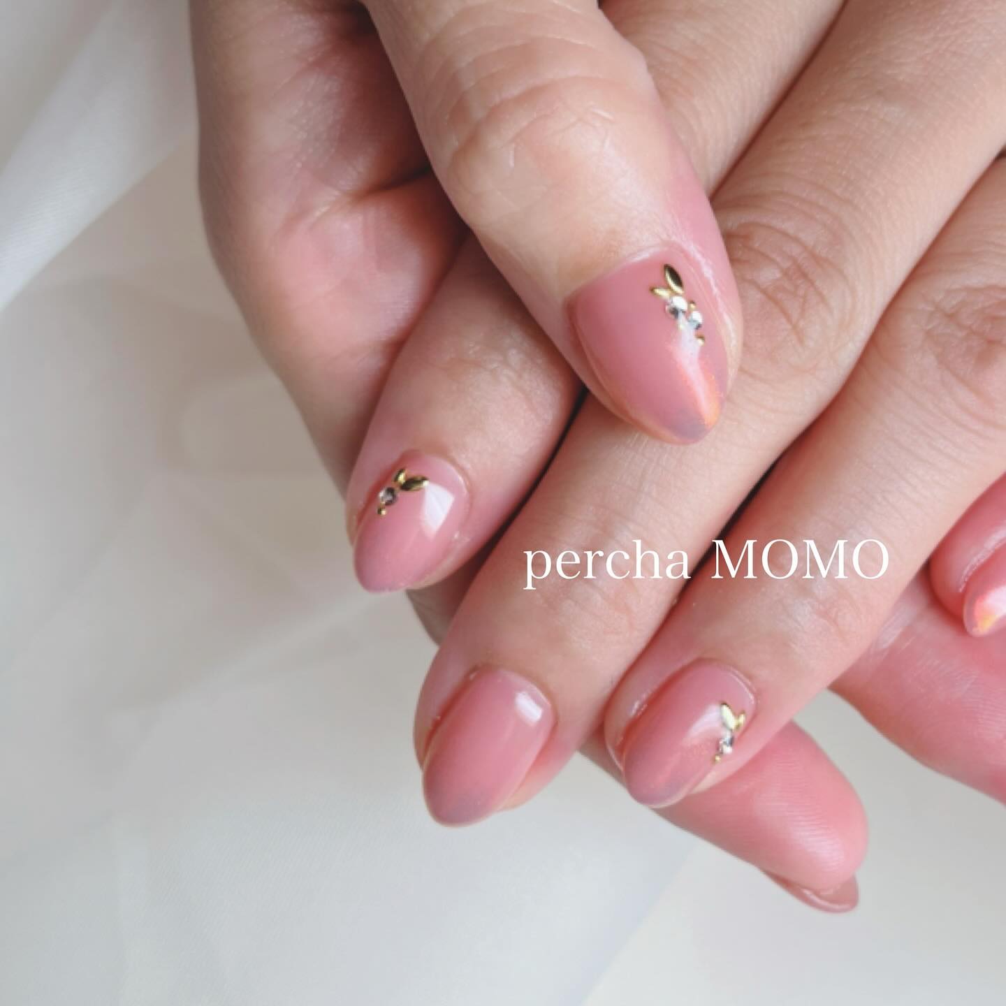 他のシンプル上品な#大人ネイル はこちらから
　▶︎( @nail.salon_percha_momo )

✴︎

肌に馴染むピンクベージュ
秋を意識してこっくりと全塗りで

先端にはミラーパウダー...